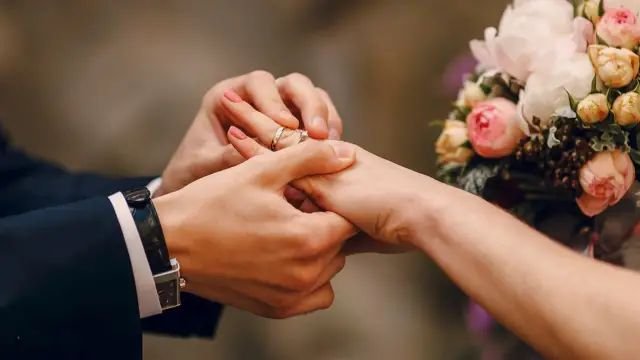 what hand does a wedding ring go on